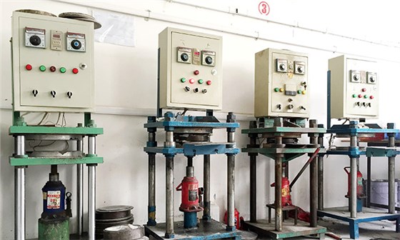 橡膠模具機-鑫愛機器設(shè)備